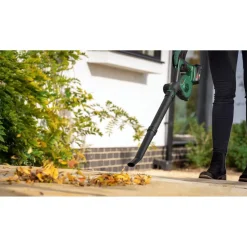 Akku-Laubbläser 'UniversalLeafBlower SET 18V-130' mit Akku und Ladegerät