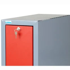Einbauschrank rot mit Auszug