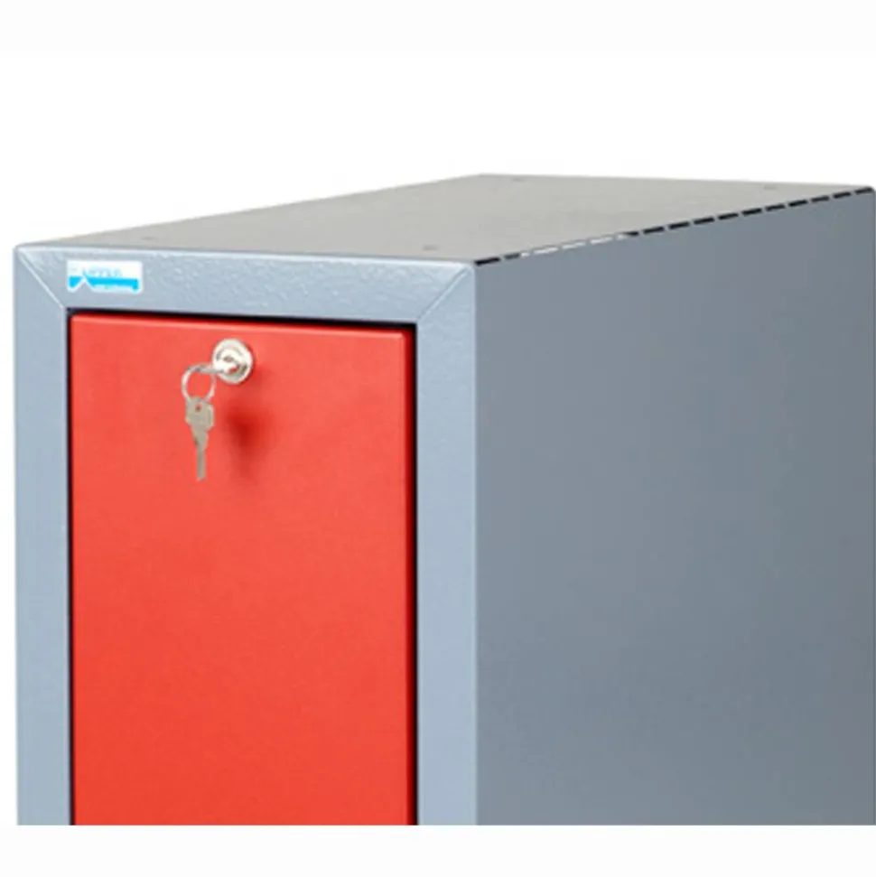 Einbauschrank rot mit Auszug